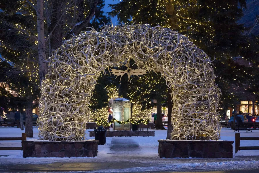 The elk-antler arch on Jackson Town Square, lit up on a snowy night.